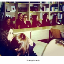 Molėtų gimnazija (bibliotekos vedėjos Vidos Juknevičienės nuotrauka)